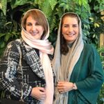 Fariba Kowsari Instagram - دوستی تنها چیزی ست که تمام نمی شود کش می آید و با تو نفس می کش، چشمهایت را که می بندی، خاطره های مشترکتان قاب می شوند توی قلبت... من هم میدانم اوضاع وخیم است میدانم حال دل همه بدجور گرفته میدانم خیلی ها رفتند و نرسیدند میدانم نه راه پس برایمان گذاشتند و نه راه پیش نه اینکه ندانم همه اش را میدانم اما چه کنم؟ اگر هنوز از امید، رویاهای قشنگ، رسیدن ها و لبخند میگویم فقط میخواهم ذره ای، تنها ذره ای حال گل های باغچه دلت را به آرامش گره بزنم تا شاید کبوترهای آسمان قلبت در روز تولدت لحظه ای لبخند بزنند... دوست عزیز مهربونم هزاران بار تولدت مبارک @fatemehgoudarzi