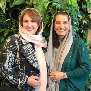 Fariba Kowsari Instagram - دوستی تنها چیزی ست که تمام نمی شود
کش می آید و با تو نفس می کش، 
چشمهایت را که می بندی، خاطره های مشترکتان قاب می شوند توی قلبت...
من هم میدانم اوضاع وخیم است
میدانم حال دل همه بدجور گرفته
میدانم خیلی ها رفتند و نرسیدند
میدانم نه راه پس برایمان گذاشتند
و نه راه پیش
نه اینکه ندانم
همه اش را میدانم

اما چه کنم؟
اگر هنوز از امید، رویاهای قشنگ،
رسیدن ها و لبخند میگویم
فقط میخواهم ذره ای، تنها ذره ای
حال گل های باغچه دلت را به آرامش گره بزنم
تا شاید کبوترهای آسمان قلبت در روز تولدت  لحظه ای لبخند بزنند...
دوست عزیز مهربونم هزاران بار تولدت مبارک
@fatemehgoudarzi