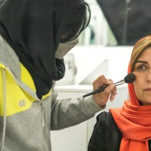 Fariba Kowsari Instagram - .
همزمان با سالروز تولد؛
فریبا کوثری مقابل دوربین «کن – پامنار» رفت
.
#فریبا_کوثری همزمان با سالروز تولدش نقش خودش را در فیلم #کن_پامنار به کارگردانی #اشکان_درویشی و تهیه‌کنندگی #شیما_جبرائیلی‌پور بازی کرد.
.
به گزارش مشاور رسانه‌ای پروژه، فیلمبرداری فیلم «کن - پامنار» اولین اثر بلند اشکان درویشی چندی پیش آغاز شد و روز گذشته (دوشنبه یکم آذرماه) فریبا کوثری که به عنوان مشاور پروژه این فیلم را همراهی می‌کند، همزمان با سالروز تولدش طی سکانسی کوتاه نقش خودش را به صورت افتخاری در این فیلم ایفا کرد. 
.
کوثری هدفش از حضور افتخاری به‌عنوان مشاور و بازیگر در فیلم «کن - پامنار» را این موضوع عنوان کرد که قرار است موسسه خیریه فرشته‌های بهشتی درآمد حاصل از بلیت‌فروشی این فیلم را صرف امور خیریه کند.
.
پس از پایان فیلمبرداری این سکانس، جشن تولدی برای این بازیگر شناخته شده سینما، تئاتر و تلویزیون از سوی عوامل فیلم برگزار شد و #رشید_مظاهری، #امید_جهان و #علی_طیبی مهمانان ویژه این مراسم بود.
.
«کن - پامنار» که بر اساس طرحی از اشکان درویشی و با فیلمنامه #سیروس_همتی ساخته می‌شود، روایتی است از زندگی کودکان کار در محله‌های فقیرنشین مناطق پایین شهر تهران و حمایت از دختران مظلوم افغانستان.
.
همچنین قرار است درآمد حاصل از بلیت‌فروشی «کن – پامنار» از طریق موسسه خیریه فرشته‌های بهشتی که در تولید این فیلم نیز همکاری می‌کند، در اختیار نیازمندان قرار گیرد.
.
این فیلم علاوه بر #سیامک_صفری و فریبا کوثری بازیگران دیگری نیز دارد که طی روزهای آتی معرفی خواهند شد.
.
بخشی از عوامل «کن - پامنار» عبارتند از: 
تهیه کننده: شیما جبرائیلی‌پور
کارگردان: اشکان درویشی
مشاور پروژه: فریبا کوثری
مجری طرح: آسیه اسدزاده، موسسه نقطه عطف سینما تئاتر
فیلمنامه‌نویس: سیروس همتی
مشاور فیلمنامه: پیمان عباسی
مدیرتولید و جانشین تهیه کننده: مهشید خسروی
مدیر فیلمبرداری: محمد مقیمی
مدیر صدابرداری: علیرضا کریم‌نژاد
تدوین و اصلاح رنگ: امیرحسین تحسینی
طراح چهره‌پردازی: دانیال شعاعی
طراح صحنه و لباس: اشکان درویشی
دستیار اول کارگردان: بهزاد صفار
برنامه‌ریز: حدیث کریمیان
منشی صحنه: صفورا برسان
مدیر تدارکات: علی نعمتی
عکاس و فیلمبردار پشت صحنه: سالار مجد
هماهنگی: محمدحسین عابدینی و مهربان اسماعیل‌پور
تجهیزات و پشتیبانی فنی: حیدر احسانی
مشاور رسانه‌ای و روابط عمومی: مریم قربانی‌نیا و سید حسین رسولی
.

@Ashkan.darvishi
@siamaksafari
@faribakousari
@shimajebraeilypour
@noghtehatf.cinematheater