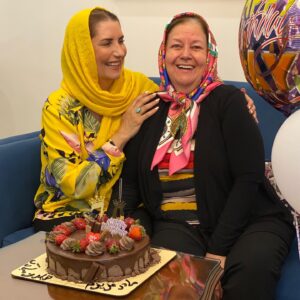 Fariba Kowsari Instagram - کامنت قلب ❤️💙با هر رنگی که دوست دارین بذارید برای تقدیم به همه ی مادران ایران زمین ، 
سپاس فراوان از همه ی دوستانی که تولد مادر مهربونم رو تبریک گفتن
.
.
.

#مادر #مادرم #تولدت_مبارک #تولد