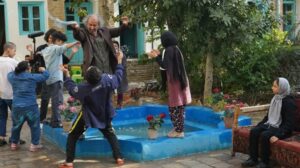 Fariba Kowsari Instagram - «کن – پامنار» در ایستگاه پایانی

فیلم سینمایی #کن_پامنار به کارگردانی #اشکان_درویشی و تهیه‌کنندگی #شیما_جبرائیلی‌پور این روزها آخرین مراحل تدوین، صداگذاری و اصلاح رنگ و نور را پشت سر می‌گذارد تا برای اکران عمومی و حضور در جشنواره‌های خارجی آماده شود. 

پخش بین‌المللی فیلم سینمایی «کن - پامنار» به عهده گروه پخش بین‌المللی فرست اسکرین به مدیریت سولماز اعتماد است.

«کن - پامنار» که بر اساس طرحی از اشکان درویشی و با فیلمنامه سیروس همتی ساخته شده، روایتی از زندگی کودکان کار در محله‌های فقیرنشین مناطق پایین شهر تهران و حمایت از دختران مظلوم افغانستان است.

درآمد حاصل از بلیت‌فروشی «کن - پامنار» از طریق موسسه خیریه فرشته‌های بهشتی که در تولید این فیلم نیز همکاری کرده، در اختیار نیازمندان قرار می‌گیرد.

#سیامک_صفری، #بابک_نوری، #علیرضا_استادی، #ندا_حسینی، #سیروس_همتی و #مهدی_تارخ و با حضور افتخاری #فریبا_کوثری در این فیلم نقش‌آفرینی کرده‌اند.

همچنین حسین شریفی، میلاد ترقی‌خواه، احمد جعفری، عیسی حسینی با معرفی رابیه میرزاد، علی باباجانی، علیرضا دانیال پور، لیان عباس زاده، سمیرا محمدی، محمد خاوری و بازیگر نوجوان: آناهیتا کاربین به عنوان بازیگران اصلی «کن پامنار» هستند و بازیگران دیگر این فیلم نیز عبارتند از: جواد جوینده میرزا، مهشید خسروی، شقایق افروغی، شراره خسروانی نژاد، محمد حسین عابدینی، صغری محاصری، یاشار ابراهیمی، حمید پیمان، مجتبی تاجیک، محمدامین قاسمی و صفورا برسان.

سایر عوامل «کن - پامنار» :
 مدیر و مشاور پروژه: فریبا کوثری، نویسنده: سیروس همتی براساس طرحی از اشکان درویشی، مجری طرح: موسسه نقطه عطف سینما تئاتر (آسیه اسدزاده)، دستیار اول کارگردان: بهزاد صفار، مدیر برنامه‌ریزی: حدیث کریمیان، منشی صحنه: صفورا برسان، تصویربردار و عکاس صحنه و پشت صحنه: سالار مجد، تدوین فیلم پشت صحنه: حسین خدارتی، جلال داروکی، مدیر فیلمبرداری: محمد مقیمی، تدوین، ساخت تیزر و آنونس: امیرحسین تحسینی، اصلاح رنگ و نور: بهمن قهاری، کانفورم، سلاله سلیمی طاری، مدیر صدابرداری: علیرضا کریم‌نژاد، طراحی و ترکیب صدا: سید محمود موسوی‌نژاد، طراح چهره‌پردازی: دانیال شعاعی، مجری چهره‌پردازی: میترا گیوه‌چی، موسیقی متن: امیرهوشنگ شاهرخی، تیتراژ پایانی: سالار عقیلی طراح صحنه و لباس: اشکان درویشی، هماهنگی: امیر گلستانی، جانشین تهیه‌کننده: موسسه خیریه فرشته‌های بهشتی، مدیر تولید: مهشید خسروی ؛ جانشین تولید : علی نعمتی مدیرتدارکات علی کوثری
 مشاور رسانه ای و روابط عمومی :مریم قربانی نیا ، سیدحسین رسولی