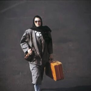 Fariba Kowsari Instagram - « رفتن »
رفتن که بهانه نمیخواهد،
یک چمدان میخواهد از دلخوریهای تلنبار شده و گاهی حتی دلخوشیهای انکار شده....
رفتن که بهانه نمیخواهد،وقتی نخواهی بمانی، با چمدان که هیچ بی چمدان هم میروی!
« ماندن »!
ماندن اما بهانه میخواهد
دستی گرم ، نگاهی مهربان، دروغهای دوست داشتنی ، دوستت دارمهای که میشنوی ، اما باور نمیکنی
یک فنجان چایی، بوی عود، یک آهنگ مشترک، خاطرات تلخ و شیرین......
وقتی بخواهی بمانی،
حتی اگر چمدانت پر از دلخوری باشد،خالیش میکنی
و باز هم میمانی.....
میمانی و وقتی بخواهی بمانی، نم باران را رگبار میبینی، و بهانه ای میکنی برای نرفتنت
آری 
آمدن دلیل میخواهد 
ماندن بهانه
ورفتن هیچکدام .....

پی نوشت : عکس مربوط به فیلم شرقی