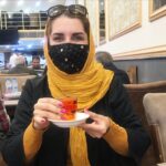 Fariba Kowsari Instagram - با امیدهای تازه در ساخت واکسن برای بیماری جدید، به زودی به عزیزانتون خواهید گفت : «چایی رو بذار، اومدم» 🌾 سال 2017 گَری اولدمَن بابت فیلم «سیاه‌ترین ساعت» اسکار گرفت رفت بالای سِن جایزه‌ی اسکارش را گرفت توی دستش و یک نطق جذاب کرد، ته حرف‌هاش از مادر 99 ساله‌اش تشکر کرد که مشوقش بوده و آخرش گفت: «مامان، کتری رو بذار که دارم اسکار رو می‌آرم» ... به همین جذابیت هیچ جمله‌ای به اندازه‌ی این جمله من را به زندگی امیدوارم نمی‌کند، اینکه یکی زنگ بزند و بگوید که «چایی رو بذار دارم می‌آم» یا من زنگ بزنم و بگویم «کتری رو بذار، دارم می‌آم» چکیده‌ی زندگی برای من همین جمله است دنیا و آخرت همه حاشیه‌اند!!! کلاً این جمله‌ی «چایی رو بذار اومدم»، عاشقانه‌ترین جمله‌ای است که تا حالا بشر خلق کرده است، مثل این چاقو‌های همه کاره است که به هر کاری می‌آید، پرتقال پوست می‌کند، در نوشابه باز می‌کند، شکم دزد را جر می‌دهد، حتی در کنسرو لوبیا را هم باز می‌کند!!! این جمله همه‌فن‌حریف‌ است، "امید" دارد، "دوستت دارم" دارد، "گورِ بابای دنیا" دارد، "دلم برایت تنگ شده‌" دارد، "چقدر قشنگ شدی امشب" دارد، "همه چیز دارد "چایی گذاشتم، همه بیایید". مهم نیست آدم اسکار گرفته باشد یااز سر کار بیاد، از سر عملیاتِ حفاریِ گودترین چاله‌یِ تهران آمده باشد یا بخواهد مزخرف‌ترین پایان‌نامه‌ی جهان را به سرانجام برساند... این جمله جادو می‌کند: "چایی رو بذار، دارم میام"
