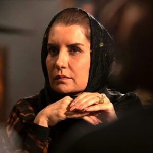 Fariba Kowsari Instagram - .
فیلم سینمایی زدوبند کاری از کارگردان خوب کشور داوود نوروزی و با هنرمندی همایون ارشادی ، امین زندگانی و خانم هنگامه حمید زاده که باعث خوشحالی من بود اوقاتی رو که در کنار این دوستان عزیزم و همه ی عوامل دوست داشتنی این پروژه سپری کردم🙏✋🌹
((به تهیه کنندگی آقای جبارزاده و تشکر از خانم دکتر احمدی ))