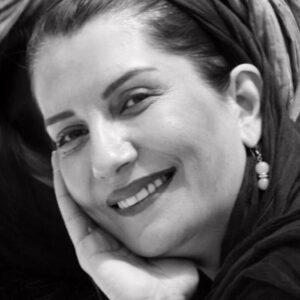 Fariba Kowsari Instagram - با خودم عهد کرده ام شاد باشم ؛
بیخیالِ قضاوت ها ، حسادت ها ، دشمنی ها و کینه ورزی ها .‌..
بیخیالِ مشکلات و نداشته ها
بیخیالِ هرچیز که دلم را می رنجاند
بیخیالِ هرچیز که لبخند را از صورتم می دزدد
متمرکز می شوم روی داشته هایم .
به جای دشمنی ها و حسادتها ؛
دوستانم را می بینم ، و شوقی که برای موفقیت و خوشبختی ام دارند .
به جای مشکلاتم ؛
به موفقیت و شادی هایِ پیش رو و پشت سرم چشم می دوزم ،
و میخندم ، از تهِ دلم می خندم
من اگر هیچ هم نداشته باشم ، خدایی دارم که برایِ شادی و لبخندِ من ، همه جوره حمایتم می کند
به جایِ همه ، به خدایی تکیه می کنم که بی منت ، روزی ام می دهد و بی منت ، هوایِ بیقراری ام را دارد .
من باخودم عهد کرده ام شاد باشم
و این بزرگترین گامِ موفقیتِ من است ...
#فریبا_کوثری #بازیگر