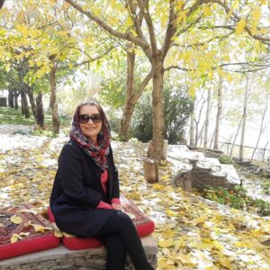 Fariba Kowsari Instagram - پاییز آشناست
مثل عزیزی که از سفر برگشته، مثل رفیقی که بعد از مدتها به دیدنت آمده،مثل بخار برخاسته از چای داغی که با لذت و اشتیاق مینوشی، مثل عطر خاک باران خورده،مثل طعم گس خرمالو درهوای ابری، مثل بوی تند نارنگی، مثل صدای باران در شبی سرد
پاییز را دوست دارم حتی اگر غمگینم کند
حتی اگر در چمدان نارنجی و کهنه اش،
برایم هیچ اتفاق دلپذیری کنار نگذاشته باشد
حتی اگر تنها و غمگین تمام خیابان را قدم بزنم،حتی اگر باران ببارد و خیس شوم، حتی اگر شب باشد و سردم باشد و از خانه دور باشم باز هم پاییز را دوست دارم
پاییز فصل بی نظیری است 
آدمها را به فکر وا می دارد
و یاد هم میاندازد و دلها را به هم نزدیک میکند…..
مهم ترین درسی که از پاییز می آموزیم این است که 
« تغییر» میتواند زیبایی آفرین باشد.