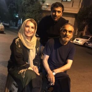 Fariba Kowsari Instagram - .
فیلم سینمایی زدوبند کاری از کارگردان خوب کشور داوود نوروزی و با هنرمندی همایون ارشادی ، امین زندگانی و خانم هنگامه حمید زاده که باعث خوشحالی من بود اوقاتی رو که در کنار این دوستان عزیزم و همه ی عوامل دوست داشتنی این پروژه سپری کردم🙏✋🌹
((به تهیه کنندگی آقای جبارزاده و تشکر از خانم دکتر احمدی ))