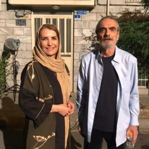 Fariba Kowsari Instagram - .
فیلم سینمایی زدوبند کاری از کارگردان خوب کشور داوود نوروزی و با هنرمندی همایون ارشادی ، امین زندگانی و خانم هنگامه حمید زاده که باعث خوشحالی من بود اوقاتی رو که در کنار این دوستان عزیزم و همه ی عوامل دوست داشتنی این پروژه سپری کردم🙏✋🌹
((به تهیه کنندگی آقای جبارزاده و تشکر از خانم دکتر احمدی ))