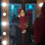 Fariba Kowsari Instagram - رو به روی آیینه بایست و تمام تنهایی ات را محکم در آغوش بگیر وَ با صدای بلند به خودت بگو که "تو" تنها داراییِ من هستی؛ بگو که با همه ی کاستی های جسمی و روحی، تو را بی بهانه و عاشقانه دوست دارم؛ برای خودت وقت بگذار، با مهربانی دستت را بگیر و به هوای آزاد ببر، نگذار احساس تنهایی کنی، نگذار ابرهای سیاه، چشمهایت را از پا دربیاورد... مطمئن باش، هرگز کسی دلسوزتر از تو نسبت به تو پیدا نخواهد شد…ما زن ها با خود ، چہ کردیم کہ صبح ها بجای تحسین خودمان در آینہ چروڬ صورتمان را ، لکہ جدید روی گونہ هایمان را ، سیاهی دور چشم هایمان را دیدیم و خیلی وقت ها از خودمان بدمان آمد ... از خودمان خسته شدیم و از مورد توجہ قرار نگرفتن ترسیدیم ، آنقدر ترسیدیم کہ باورمان شد باید برای دوست داشتـہ شدن زیبا شویم ، عمل کنیم ، خودمان نباشیم ، آنقدر از دوست داشتہ نشدن ترسیدیم کہ یادمان رفت زن ها هم حق دارند بعضی روزها خودشان باشند ، یادمان رفت برای خودمان زندگی کنیم ، تصویرمان را در آینـہ ببوسیم ، عاشق خودمان باشیم حتی با خال نا بہ جای روی پیشانی و لکہ های کہنـہ .بلأخره یکجای کار باید این کابوس بہ پایان برسد ... کم کم باید صبح کہ بیدار شدیم ، بہ صورت بدون آرایش و تمیزمان در آینـہ لبخند بزنیم ، موهایمان را صاف و ساده شانه ڪنیم، از خودمان عکس بگیریم و بہ لبخندهای عمیقمان افتخار کنیم، حتی اگر خستـہ بودیم بازهم مطمئن باشیم دوست داشتنی ترین موجود دنیا زنیست کہ زیبایی أش را باور دارد ... بلأخره یڬ روز زن ها باید با آینـہ ها آشتی ڪنند !