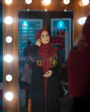 Fariba Kowsari Instagram - رو به روی آیینه بایست و تمام تنهایی ات را محکم در آغوش بگیر وَ با صدای بلند به خودت بگو که "تو" تنها داراییِ من هستی؛
بگو که با همه ی کاستی های جسمی و روحی، تو را بی بهانه و عاشقانه دوست دارم؛
برای خودت وقت بگذار، با مهربانی دستت را بگیر و به هوای آزاد ببر، نگذار احساس تنهایی کنی، نگذار ابرهای سیاه، چشمهایت را از پا دربیاورد...
مطمئن باش،
هرگز کسی دلسوزتر از تو
نسبت به تو پیدا نخواهد شد…ما زن ها با خود ، چہ کردیم کہ صبح ها بجای تحسین خودمان در آینہ چروڬ صورتمان را ، لکہ  جدید روی گونہ هایمان را ، سیاهی دور چشم هایمان را دیدیم و خیلی وقت ها از خودمان بدمان آمد ...

از خودمان خسته شدیم و از مورد توجہ قرار نگرفتن  ترسیدیم ، آنقدر ترسیدیم کہ باورمان شد باید برای دوست داشتـہ شدن زیبا شویم ، عمل کنیم ، خودمان نباشیم ، آنقدر از دوست داشتہ نشدن ترسیدیم کہ یادمان رفت زن ها هم حق دارند بعضی روزها خودشان باشند ،

یادمان رفت برای خودمان زندگی کنیم ، تصویرمان را در آینـہ ببوسیم ، عاشق خودمان باشیم حتی با خال نا بہ جای روی پیشانی و لکہ های کہنـہ .بلأخره یکجای کار باید این کابوس بہ پایان برسد ...

کم کم باید صبح کہ بیدار شدیم ، بہ صورت بدون آرایش و تمیزمان در آینـہ لبخند بزنیم ، موهایمان را صاف و ساده شانه ڪنیم، از خودمان عکس بگیریم و بہ لبخندهای عمیقمان افتخار کنیم، حتی اگر خستـہ بودیم بازهم مطمئن باشیم دوست داشتنی ترین موجود دنیا زنیست کہ زیبایی أش را باور دارد ...

بلأخره یڬ روز 
زن ها 
باید 
با آینـہ ها آشتی ڪنند !