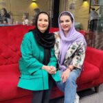 Fariba Kowsari Instagram - . امشب سه شنبه هفتم تیرماه از ساعت یازده شب ؛ شبکه نسیم با برنامه زیبای خندوانه همراه با مجری و بازیگر توانمند رامبد جوان عزیز و جناب خان دوست داشتنی مهمان خانه های گرم شما هستیم به امید همراهی نگاه مهربان شما عزیزانم⚘️ بازپخش روز آتی : ساعت چهار صبح ؛ یازده صبح و پنج عصر از شبکه نسیم . سپاس ویژه از مریم ناظران عزیزم و همه عوامل خوب و دوست داشتنی خندوانه و تهیه کننده محترم @maryam.nazeran با سپاس از همراهی همیشگی دوست خوب و هنرمندم مریم یاستی نازنین @maryamyasti و زحمات دوست عزیزم لی لی رضایی @lilirezaeemakeup . . . #خندوانه #فریبا_کوثری #شبکه_نسیم