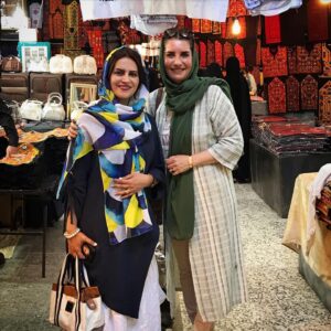 Fariba Kowsari Instagram - .
گاهی یک نگاه
آنقدر مهربان است که 
چشم هرگز رهایش نمی کند،

گاهی یک رفاقت
آنقدر ماندگار است که
زمان حریفش نمی شود،

و
گاهی یک نفر 
آنقدر عزیز است که
قلب رهایش نمی کند

حریر عزیزم، بانوی هنرمند 
هزاران بار « تولدت مبارک»
#تولد #تولدت_مبارک