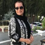 Fariba Kowsari Instagram - گاهی فقط بی‌خیال باش... وقتی قادر به تغییرِ بعضی چیزها نیستی؛ روزت را برایِ عذابِ داشتن‌ها و افسوسِ نداشتن‌ها خراب نکن! دنیا همین است؛ همه‌ی بادهای آن موافق، همه‌ی اتفاقات آن دلنشین، و همه‌ی روزهای آن خوب نیست! اینجا گاهی حتی آب هم سربالا می‌رود... پس تعجبی ندارد اگر آدم‌ها جوری باشند که تو دوست نداری! گاه‌گاهی در انتخاب‌هایت تجدیدنظر کن. فراموش نکن؛ تو مجاز به انتخابِ آدم‌هایی، نه تغییرِ آنها...