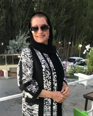 Fariba Kowsari Instagram - گاهی فقط بی‌خیال باش...
وقتی قادر به تغییرِ بعضی چیزها نیستی؛
روزت را برایِ عذابِ داشتن‌ها و افسوسِ نداشتن‌ها خراب نکن!
دنیا همین است؛
همه‌ی بادهای آن موافق،
همه‌ی اتفاقات آن دلنشین،
و همه‌ی روزهای آن خوب نیست!
اینجا گاهی حتی آب هم سربالا می‌رود...
پس تعجبی ندارد اگر آدم‌ها جوری باشند که تو دوست نداری!
گاه‌گاهی در انتخاب‌هایت تجدیدنظر کن.
فراموش نکن؛
تو مجاز به انتخابِ آدم‌هایی، نه تغییرِ آنها...