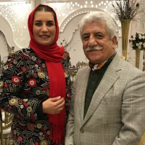 Fariba Kowsari Instagram - بعضی از آدمها عین خورشید به بودنشان و مهربانیشان عادت میکنیم
خیالت را از روزهای بد 
راحت میکنند
آنقدر که وقتی نگاهت میکنند و میگویند 
بیخیال همه چیز درست میشود لبخند بزنی و مطمئن باشد وقتی او میگوید «میشود» حتما میشود
لبخند بهانه ای است برای شاد بودن 
لحظه هاتون سر شار از این بهانه قشنگ‌
آقای کاظم دینان عزیز و مهربان 
« تولدتان مبارک»
برایتان در این روز آرزو میکنم
برکت در زندگیتون فراوان
زندگیتون آرام
لحظه هایتان پر از خوشبختی
و دنیاتون پر از آدمهای خوب