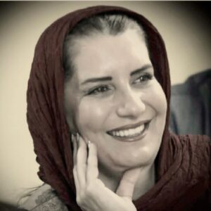 Fariba Kowsari Instagram - می خواهم به اتفاقاتِ خوبِ نیفتاده ، اعتماد کنم
و ایمان داشته باشم که یکی از همین روزها خواهند افتاد
درست لابلای مشغله هایی که از سر و کولِ روزمرگی هایم بالا می روند ،
در دلِ نگرانی هایی که حوالیِ باورهایِ من ، جا خوش کرده اند ،
و در اعماقِ خستگی هایِ مفرط و تکراری ام
اتفاقاتِ خوب ، خواهند افتاد ،
و من دوباره شبیهِ کودکی ام ؛
لبخند خواهم زد

لبخند 
بهانه‌ای‌ست برای شاد بودن
و لذت بردن از زندگی 
لحظه‌هاتون
سرشار از این بهانه قشنگ