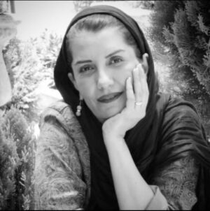 Fariba Kowsari Instagram - دلم میخواهد، روی تمام دیوارهای شهر رنگ بپاشم
رنگهای روشن و چشم نوازی که حال و هوای خیابانهای شهر را زیبا و دل انگیز میکنند!!!!!؟
و حال خسته مردم کشورم را خوب……
میخواهم همه جا طنین روح نواز موسیقی و لبخند باشد…..
میخواهم آسمان این شهر
همیشه آبی و آفتابی باشد
لبها همیشه خندان ،دلها همیشه نزدیک
دلم میخواهد، بهشت را با ساده ترین چیزهای ممکن بسازم…..
بهشتی پر از رنگ و طراوت و لبخند
بهشتی پر از حال خوب …..
نه بهشتی که پس از مرگ وعده داده اند
بهشتی به وسعت « ایران »
با مردمی شاد و پر از امید به زندگی ……