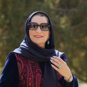 Fariba Kowsari Instagram - سال دارد تمام میشود 
دارم فکر میکنم به به روزهایی که رفت،
به لحظاتی که خندیدیم،لحظاتی که اشک ریختیم،و تمام روزهایی که کنار عزیزانمان گذشت، با سرعت مرور میکنم،
اتفاقات خوب و بدی که افتادند،آدمهای جدیدی که وارد زندگیم شدند،و آدمهایی که از زندگیم رفتند….
دیگر قرار است جمله « یادش بخیر» قبل از خاطرات خوب امسالم بیاید،قرار است امسالم بشود « پارسال» و من مبهوت روزگار و با چشمانی امیدوار درقطار بی توقف زمان ایستاده ام…….
منی که تمام این روزها را زندگی کردم،خوبهایشان برایم امید بود و بدهایشان برایم درس…..
یاد گرفتم محتاط تر گام بردارم و حواسم به دیوار شعور و اعتمادم باشد…….
خدای خوبم در آستانه سال جدیدی ایستاده ایم به مردم خوب و مهربان سرزمینم کمک کن، دستی به سر و گوش زندگیشان بکش، دردهایشان را درمان باش،و دلهایشان را از همیشه شادتر کن
کاری کن سال جدیدبرایمان سال اتفاقات خوب باشد،….
بادهای بهاری گرد امید و تعهد و عشق را همه جا پخش کند، و ابرها همدلی و مهربانی بر سر این مردم ببارند آنقدر که انسانیت جانی دوباره بگیرد…..
کاری کن سال پیش رو بهترین سال زندگیمان باشد، سالی که همگی خوشبخت باشیم 
« سال نو شما دوستان و همراهان عزیزم مبارک »
