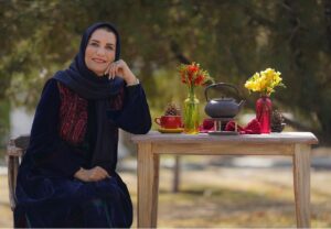 Fariba Kowsari Instagram - خدای مهربانم
در سال جدید
شکرت که در خانه هستیم نه در بیمارستان.
شکرت که روی مبل نشستیم نه در بستر بیماری.
شکرت که راحت نفس میکشیم نه با مشقت و درد.
شکرت که دلتنگ عزیزانی هستیم که یک ماهه ندیدیمشون اما امیدواریم بزودی در آغوش بگیریمشون  نه اینکه امیدی به دیدار دوباره‌شون نداشته باشیم 
شکرت که صدای عزیزان راه دوری که یک سال انتظار کشیدیم  تا نوروز ملاقاتشان کنم را می‌شنویم هر چند نبینیمشان
شکرت که بهار را دوباره می‌بینیم و زمستان پایان عمرمان نبود.
عزیزانم سال نو مبارک
بماند به يادگار نوروز ١٤٠٠