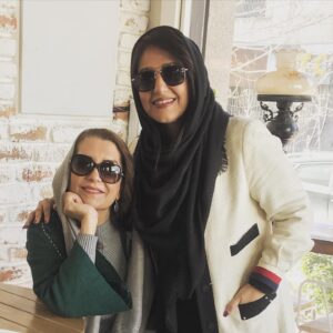Fariba Kowsari Instagram - رفیق کیست؟
رفیق، همان کسی‌ست که در دل مزخرف‌ترین شرایط و وقتی که همه چیز دارد به بدترین شکل ممکن پیش می‌رود، دستان تو را می‌گیرد و یادت می‌اندازد که دنیا چیزهای قشنگ‌تری هم دارد، یادت می‌اندازد که هنوز هم عشق هست، رفاقت هست، لبخند هست، و چیزهای کوچکی برای دلخوشی هست هنوز...
همانی که در بیابان‌ترین حالتِ ممکنِ روزگار، به دنبال گیاه سبز و کوچکی زیر سیاه‌ترین سنگ‌ها می‌گردد، و در تاریک‌ترین حالت‌های ممکن، به دنبال کوچکترین روزنه‌های نور... برای چشم‌های تو.
رفیق همان کسی‌ست که دلگرمت می‌کند به ادامه، دلگرمت می‌کند به دوست داشتن، دلگرمت می‌کند به شاد بودن، به آینده، به زیستن...
رفیق همانی کسی‌ست که مهربان‌ترین دست‌های دنیا را دارد...
چه خوبه که من رفیقی مثل تو دارم
افسانه عزیزم هزاران بار تولدت مبارک 

‌‌‌‌‌‌‌‌‌‌‌‌‎‌‌‌‌‌‌‎‌‌ ‌‌