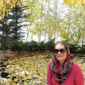 Fariba Kowsari Instagram - از میان دلخوشی هام، پاییز رو به اتمام است. ولی چه خوب که هنوز گلها وکتابها و چای رو دارم. چه خوب که بزودی برف میبارد و هوا سردتر میشود و میشودگوشه ای مچاله شوم، چای ام رو بنوشم خیال ببافم و به روزهای خوب نرسیده فکر کنم
چه خوب چای که میخورم جهان بینی ام رقیق تر میشود و قشنگ تر به اتفاقات حوالی ام نگاه میکنم و حس میکنم هنوز میشود به این جهان و آدمها اعتماد کرد و دلخوش بودبه جرئیات ساده و دست و پا گیر زیستن.چه خوب که موسیقی هست.گیاه هست.و دوستان مهربانی دارم که دست کم «نام مرا» به خاطر دارند
چه خوب که به نهایت تاریکی و زمستان هم که رسیدم
دلخوشی های اختصاصی و کوچکی برای خودم پس انداز کرده ام ….
یلدا مبارک