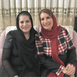 Fariba Kowsari Instagram - رفیق قدیمی من در روز تولدت
از آن ثانیه ها برای تو آرزو میکنم
که ناگهان بیشتر از هر زمان دیگری احساس زنده بودن میکنی
که یک لحظه نور می تابدبه جهانت از دریچه های نامعلوم،که ناگهان پازل به هم ریخته ی دلخوشیهایت کنار هم چیده میشود بدون خطا
از آن ثانیه های پر شور برای تو آرزو میکنم که صدای آرام و لبخندهای نازنین و نگاه های مطبوع کسی، تو را از جهان تکرار و مشغله های هر روز میگیرد و تا افق کهکشان های ناشناخته میبرد.
از آن ثانیه های عزیزی که خبرهای خوب میشنوی و آدم های خوبی را ملاقات میکنی
و دلپذیرترین اتفاقات ممکن را مقابل چشمانت میبینی.
از آن روزهای خوب برای تو آرزو میکنم 
که دائما لبخند به لب داری و در باورت نمی گنجد که همه چیز یک انسان، اینقدر درست و حساب شده پیش برود
از آن روزهای که مسیر بخت،تو را هموار باشد و خرد با تو یار باشد و زمانه با تو سازگار و خوشی هایت بسیار……..
دوستیمان هنوز بعد از بیش از چهل سال همچنان پایدار باشد عزیزم تولدت مبارک