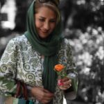 Fariba Kowsari Instagram - به داشته ها ، موقعیتها و آدمهای خوب زندگیم فکر میکنم به هر چیز یا هر کسی که دنیای مرا زیبا و حال مرا خوب میکند ، میخندم به روی تمام روزهای خوبی که در راهند اتفاقات خوبی که خواهند افتاد و آرزوهای که برآورده خواهند شد خوشبختی یعنی همین که زندگی رو سخت نگیریم که حال من خوب باشد سال ۱۴۰۲ برای من پر از چالش بود دوستانی جدید با من همسفر شدند و متقابلا دوستانی مسیر سفرشون از من جدا شد برای همه لحظه های قشنگش خدا رو شکر و برای تلخیهایش هم خدا رو هزاران بار شکر میکنم.