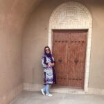 Fariba Kowsari Instagram - دلم یک خانه ی قدیمی می خواهد یک حال و هوای سنتی و اصیل خانه ای با دری فیروزه ای، حیاطی چند ضلعی و دیوارهای کاهگلی، با حوضی پر از ماهی های قرمز و گل های شمع دانی، پنجره های چوبی و شیشه های رنگ رنگی خانه ای که کلون و هشتی و پنج دری و مطبخ داشته باشد که وقتی دلم گرفت، به تالار آینه اش بروم، میان آینه کاری های زیبایش بنشینم و حال دلم خوب شود عصر های تابستان، تمام دلخوشی ام، یک کاسه آبدوغ خیار خنک و نان خشک باشد، و شب های زمستان، تمام دلگرمی ام، یک کرسی آتشی جانانه با یک سینی پر از آجیل و خشکبار صبح ها با شیطنت و صدای گنجشک ها بیدار شوم، به حیاطش بروم، و از عطر خاطره انگیز کاهگلش، جان بگیرم من از حصار آهن و فولاد خسته ام دلم خانه ای می خواهد، که هر غروب، روی تخت قدیمی توی حیاط، روبروی حوض، کنار باغچه، بنشینم، چای بنوشم، و شعرهای زیبای فروغ را با شوقی بی وصف، به روح و جانم تزریق کنم...