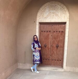 Fariba Kowsari Instagram - دلم یک خانه ی قدیمی می خواهد
یک حال و هوای سنتی و اصیل
خانه ای با دری فیروزه ای، حیاطی چند ضلعی و دیوارهای کاهگلی،
با حوضی پر از ماهی های قرمز و گل های شمع دانی،
پنجره های چوبی و شیشه های رنگ رنگی
خانه ای که کلون و هشتی و پنج دری و مطبخ داشته باشد
که وقتی دلم گرفت، به تالار آینه اش بروم،
میان آینه کاری های زیبایش بنشینم و حال دلم خوب شود
عصر های تابستان، تمام دلخوشی ام،
یک کاسه آبدوغ خیار خنک و نان خشک باشد،
و شب های زمستان، تمام دلگرمی ام،
یک کرسی آتشی جانانه با یک سینی پر از آجیل و خشکبار
صبح ها با شیطنت و صدای گنجشک ها بیدار شوم،
به حیاطش بروم،
و از عطر خاطره انگیز کاهگلش،
جان بگیرم
من از حصار آهن و فولاد خسته ام
دلم خانه ای می خواهد،
که هر غروب،
روی تخت قدیمی توی حیاط،
روبروی حوض، کنار باغچه، بنشینم،
چای بنوشم،
و شعرهای زیبای فروغ را با شوقی بی وصف،
به روح و جانم تزریق کنم...
