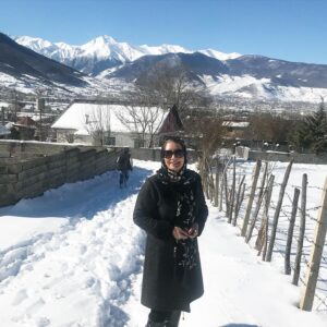 Fariba Kowsari Instagram - برف هفت سالگیم را به خاطر صدای مادرم دوست داشتم که میگفت پاشو ببین عجب برفی آمده
برف ده سالگی را به خاطر تعطیل شدن مدرسه 
و خوابیدن یک ساعت بیشتر دوست داشتم
برف چهارده سالگی را به خاطر تشویش امتحانات 
برف هیجده سالگی به خاطر استرس کنکور و آینده
برف بیست سالگی را به خاطر عاشقی، هیجان عشقی 
که در ذهنم ادامه داشت ……….
اما از برف بیست و پنج سالگی به بعد
برفها فقط سرد بود و سرد بود و سرد……
وخاطراتی که هرگز تکرار نخواهد شد…….