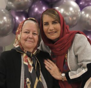 Fariba Kowsari Instagram - مادر عزیز و مهربانم 
نمیدونم اگرنبودی و نداشتمت 
اگر لبخندای قشنگت و چشمهای مهربونت 
رو نمیدیدم دنیام الان چه شکلی بود
نمیدونم چی برام میشد امید و انگیزه
خوبه که هستی نور زندگی من
خوبه که تو مادر من هستی حتی با موهای سفیدت هم زیبایی مادر قشنگم تولدت بر ما مبارک همیشه سلامت و شاد باشی ……
#مادر#تولدت_مبارک