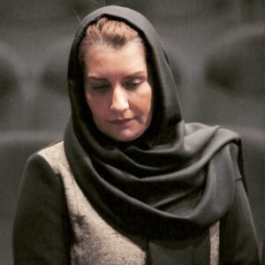 Fariba Kowsari Instagram - این روزهای پایانی شهریور دلهره‌ی عجیبی دارد
دلهره ای از جنس حال و هوای ناب کودکی،
با عطر دلبرانه‌ی کتاب های نو و طعم گسِ خرمالو ..
ما دیگر آن کودک بی غم و خندان سالهای دور نیستیم،و شرایط ابدا مثل سابق نیست، اما این دلهره، یادگار خوب همان روزهاست،
روزهای خوبی که نگرانی‌مان، بخاطر معلم تازه‌ای بود که نمی‌شناختیم،
و تمام ترسمان، برای درس‌هایی؛ که قرار بود سخت‌تر از سال‌های قبل باشند...
چه حال و هوای بی‌نظیری بود،
هنوز هم که هنوز است، پاییز، دلنشین‌تر از تمام فصل‌هاست،
قدم زدن در خیابان‌های نارنجی و خش خشِ جانانه‌ی برگ‌ها، تسکین خوبی‌ست..
اما کاش برای یک روز هم که شده به روزهای خوبِ کودکی بر می‌گشتیم،
مثلا اوایل مهر باشد و حیاطی شلوغ و بچه هایی شاد و خندان و بدون هراس از بیماری، که با اشتیاقی بی‌وصف، لباس و کفش‌های جدیدشان را به هم نشان می‌دهند،
مثلا پاییز باشد و کودکی که بی غم و آسوده، کوله پشتی‌اش را روی دوشش گرفته و سرخوش و لی لی کنان، به سمتِ خانه می‌دود،
و چه موسیقیِ دلنوازی ست، خش خشِ برگهای پاییزی؛
وقتی دلت کودکانه می‌تپد،
وقتی نگرانِ هیچ چیز نیستی ..