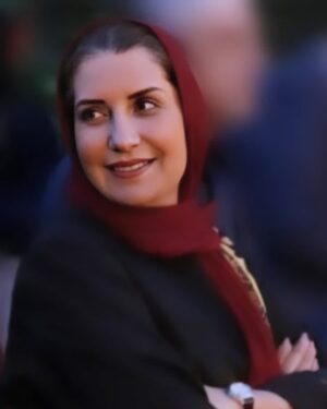 Fariba Kowsari Instagram - بازگشتم و به پشت سر نگاه کردم
شانه ای، آدمی، حتی درختی و دیواری نبود
چاره ای دیگر نداشتم ، به خودم تکیه کردم……
چه کسی میتواند این حقیقت رو انکار کند !که آدمها در تنهایی و سکوت رشد میکنند…….
سکوت قدرت تو را هزار برابر میکند.