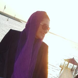 Fariba Kowsari Instagram - بیا دست به آسمان ببریم و‌کمی دعا بکنیم
برای حال خوبی که آرزو داریم
برای دردهایی که برای کشیدنشان طاقتی نداریم!
بیا دعا کنیم ، که آسمان دل این مردم،میزبان رنگین کمان همدلی شود و لبهایشان مثل گذشته بخندد
دعا کنیم، بعد از این، اشکها و مشگلات اختلاس کنند ،نه عدالت را....
و به روز بودن در مسیرانسانیت باشدو آدمها برای جا نماندن از قافله، هر روز مهربانتر شوند ، نه بی انصاف تر
در دوره ای که اشتباهات را مد روز کردند
و آدمهارا از اصالت و انسانیتشان به دور،
در دوره ای که هیچ چیز و هیچکس همان جایی که باید نیست!
بیا برای حال خوب جهانمان دعا کنیم،که خدا آماده است برای شنیدن
جهان آماده است برای انرژی و تغییر خوب 
آماده برای معجزه.........