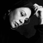 Fariba Kowsari Instagram - نسرین عزیزم سبز بمان و امیدوار باش امیدوار به تابش نور از پس این تاریکی خداوند همیشه به موقع از راه میرسد ایمان داشته باش که درست میشود همه چیز…….. ایمان داشته باش به رسیدن بهارهای بعد از زمستان ……… به طلوع خورشیدهای بعد از تاریکی………. و آرامشهای بعد از طوفان………… ما همه در زندگی روزهای سخت زیادی دیده ایم ، رنجهای زیادی کشیده ایم ,و تا انتهای دردهای زیادی رفته ایم. زخمهای زیادی را لمس کرده ایم ,سختیهای زیادی کشیدیم و دم نزدیم،با مشگلات و نداشته های زیادی دست و پنجه نرم کردیم،ما با سیلی های زیادی صورت آرامش مان را سرخ نگه داشتیم ،با مصائب زیادی کنار آمدیم،و اندوهای زیادی را به چشم دیده ایم…میدانم که هیچ مسیری خالی از امید نیست و هیچ شبی بدون خورشید نیست ….. این روزها تو در سختی بسیاری و بار اندوه غلیظی بر شانه های مهربان تو سنگینی میکند، و جهان در نگاه استیصال های گاه گاه تو, مانند بن بستی است گه گیر افتاده اما میدانم قوی هستی ……..…. میدانم چیزی حریف امید و اراده آدمیزاد نمیشود صبور باش و امیدوار از کائنات برای لبخندهای عمیق ، و آرامش قلب و آرام شدن چشمهای تو قول میگیرم قوی باش و مثل همیشه صبور ……..