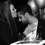 Fariba Kowsari Instagram - نسرین عزیزم سبز بمان و امیدوار باش امیدوار به تابش نور از پس این تاریکی خداوند همیشه به موقع از راه میرسد ایمان داشته باش که درست میشود همه چیز…….. ایمان داشته باش به رسیدن بهارهای بعد از زمستان ……… به طلوع خورشیدهای بعد از تاریکی………. و آرامشهای بعد از طوفان………… ما همه در زندگی روزهای سخت زیادی دیده ایم ، رنجهای زیادی کشیده ایم ,و تا انتهای دردهای زیادی رفته ایم. زخمهای زیادی را لمس کرده ایم ,سختیهای زیادی کشیدیم و دم نزدیم،با مشگلات و نداشته های زیادی دست و پنجه نرم کردیم،ما با سیلی های زیادی صورت آرامش مان را سرخ نگه داشتیم ،با مصائب زیادی کنار آمدیم،و اندوهای زیادی را به چشم دیده ایم…میدانم که هیچ مسیری خالی از امید نیست و هیچ شبی بدون خورشید نیست ….. این روزها تو در سختی بسیاری و بار اندوه غلیظی بر شانه های مهربان تو سنگینی میکند، و جهان در نگاه استیصال های گاه گاه تو, مانند بن بستی است گه گیر افتاده اما میدانم قوی هستی ……..…. میدانم چیزی حریف امید و اراده آدمیزاد نمیشود صبور باش و امیدوار از کائنات برای لبخندهای عمیق ، و آرامش قلب و آرام شدن چشمهای تو قول میگیرم قوی باش و مثل همیشه صبور ……..