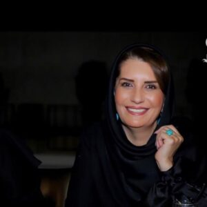 Fariba Kowsari Instagram - حال و هوای ماه رمضان جور عجیبی دلنشین است .
آدم یاد کودکی‌اش می افتد .
یادِ سادگی آن روزها
یک سفره‌ی بی ریا،
یک جمع صمیمی،
و یک عالمه اشتیاق و بیتابی
دلم برای آدم های ناب آن روزگار تنگ شده ،
برای تمام حال خوبی که داشتیم،
برای هرچیز کوچکی که دنیایمان را قشنگ تر می کرد .
آخ که یک استکان چای و خرما موقع افطار چقدر می چسبید !
بچه که بودم دلم میخواست همه فکر کنند طاقت روزه گرفتن دارم، موقع افطار، من سیر بودم و جعبه های خرما، زولبیا و بامیه، نصفه بود، هیچ کس به رویم نمی آورد، همه می‌گفتند قبول باشد ...
و شک ندارم خدا هم با لبخندی پدرانه، حاضری روزه هایم را می‌زد .
خدا مهربان تر از این حرف هاست، همین که سر سفره ی کرامتش نشستی، ارادتت را می پذیرد ...
اما کاش که در این فرصت بینظیر؛ خوبی هایمان را تمدید می‌کردیم، برای خدا، خوردن یا نخوردن ما فرقی نمی کند...
عمیق تر نگاه کنیم! رمضان؛ تمرین انسانیت و بردباری است،‌ نه تمرین گرسنگی ...