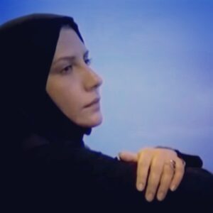 Fariba Kowsari Instagram - قدم از قدم نمیشه برداشت 
چه یک قدم به جلو بروی 
چه یک قدم به عقب 
نمیدانی برنده ای،یا بازنده
اصلا نمیدانی همین جایی که نشسته ای خطری تو را تهدید میکند یا نه
نه جسارت برنامه ریزی برای آینده داری 
نه جانی برای حسرت گذشته
شاید در تاریخ بی سابقه بوده این حجم سکون 
گاهی احساس میکنم پا به سیاره دیگر گذاشته ام
نمیدانم قرنها با طبیعت چه کردیم
که این عصر را برای تسویه حساب انتخاب کرده
نه باسوادها راه چاره ای برای ما دارند
نه بیسوادها تجربه ای برای ما
حال مثل یک ماهی نگران از پشت شیشه
آکواریوم به جهان نگاه میکنیم 
از پشت شیشه پنجره 
از پشت شیشه ماشین
از پشت شیشه موبایل و تلویزیون
شاید نسل جدیدهمه لذت های گذشته 
ما را از پشت شیشه تماشا کند
اما تنها قدمی که میشود برداشت 
قدمی برای مهربانیست، مهربان باشیم
زندگی پر است از خداحافظی های غیر منتظره......
نمیدانم میتوان امیدی داشت به دعایی برای رسیدن به روزهای خوب ؟؟؟؟؟!!!!!!!