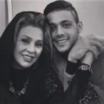 Fariba Kowsari Instagram - نسرین عزیزم سبز بمان و امیدوار باش امیدوار به تابش نور از پس این تاریکی خداوند همیشه به موقع از راه میرسد ایمان داشته باش که درست میشود همه چیز…….. ایمان داشته باش به رسیدن بهارهای بعد از زمستان ……… به طلوع خورشیدهای بعد از تاریکی………. و آرامشهای بعد از طوفان………… ما همه در زندگی روزهای سخت زیادی دیده ایم ، رنجهای زیادی کشیده ایم ,و تا انتهای دردهای زیادی رفته ایم. زخمهای زیادی را لمس کرده ایم ,سختیهای زیادی کشیدیم و دم نزدیم،با مشگلات و نداشته های زیادی دست و پنجه نرم کردیم،ما با سیلی های زیادی صورت آرامش مان را سرخ نگه داشتیم ،با مصائب زیادی کنار آمدیم،و اندوهای زیادی را به چشم دیده ایم…میدانم که هیچ مسیری خالی از امید نیست و هیچ شبی بدون خورشید نیست ….. این روزها تو در سختی بسیاری و بار اندوه غلیظی بر شانه های مهربان تو سنگینی میکند، و جهان در نگاه استیصال های گاه گاه تو, مانند بن بستی است گه گیر افتاده اما میدانم قوی هستی ……..…. میدانم چیزی حریف امید و اراده آدمیزاد نمیشود صبور باش و امیدوار از کائنات برای لبخندهای عمیق ، و آرامش قلب و آرام شدن چشمهای تو قول میگیرم قوی باش و مثل همیشه صبور ……..