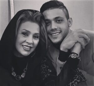 Fariba Kowsari Instagram - نسرین عزیزم 
سبز بمان و امیدوار باش
امیدوار به تابش نور از پس این تاریکی
خداوند همیشه به موقع از راه میرسد
ایمان داشته باش که درست میشود همه چیز……..
ایمان داشته باش به رسیدن بهارهای بعد از زمستان ………
به طلوع خورشیدهای بعد از تاریکی……….
و آرامشهای بعد از طوفان…………
ما همه در زندگی روزهای سخت زیادی دیده ایم ، رنجهای زیادی کشیده ایم ,و تا انتهای دردهای زیادی رفته ایم.
زخمهای زیادی را لمس کرده ایم ,سختیهای زیادی کشیدیم و دم نزدیم،با مشگلات و نداشته های زیادی دست و پنجه نرم کردیم،ما با سیلی های زیادی صورت آرامش مان را سرخ نگه داشتیم ،با مصائب زیادی کنار آمدیم،و اندوهای زیادی را به چشم دیده ایم…میدانم که هیچ مسیری خالی از امید نیست و هیچ شبی بدون خورشید نیست …..
این روزها تو در سختی بسیاری و بار اندوه غلیظی بر شانه های مهربان تو سنگینی میکند، و جهان در نگاه استیصال های گاه گاه تو, مانند بن بستی است گه گیر افتاده اما میدانم قوی هستی ……..….
میدانم چیزی حریف امید و اراده آدمیزاد نمیشود صبور باش و امیدوار
از کائنات برای لبخندهای عمیق ، و آرامش قلب و آرام شدن چشمهای تو قول میگیرم
قوی باش و مثل همیشه صبور ……..