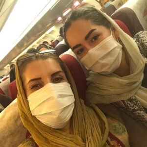 Fariba Kowsari Instagram - ✍حکایت این روزامون خیلی جالبه...
یه ویروس کوچیک شد معلم مون، خیلی چیزا رو بهمون یادآوری کرد،
یادمون اومد که ...
نظافت چقدر مهمه
تدبیر چقدر لازمه
سلامتی چقدر با ارزشه
اطرافیانمون چقدر برامون عزیزن
در کنار عزیزانمون بودن، چقدر لذت بخشه
تک تک ثانیه های عمرمون چقدر ارزش دارن
انسان چقدر ناتوانه
مرگ چقدر میتونه نزدیک باشه
این ویروس یادمون انداخت که سلامتی، امنیت و آرامش چه نعمت های بزرگی بودن و حواسمون بهشون نبود
و مهمترین چیزی که یادمون انداخت، آره مهمترینش 
این که خدا چقدر بزرگه، چه قدرت بزرگیه...
ویروسی که حتی با چشم دیده نمیشه، خیلی چیزا رو به یک دنیا یاد آوری کرد ...
❣🍀