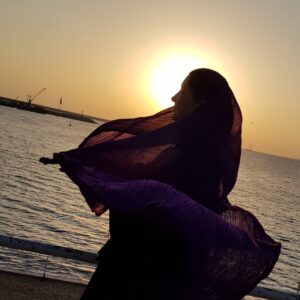 Fariba Kowsari Instagram - دور خودت دایره ای بکش 
دایره ای به وسعتِ بیخیال بودن ...
دایره ای که قضاوتهای بی منطقِ دیگران را از افکارت تمیز دهد ...
باور کن هیچ چیز در این جهان برقرار نمی ماند !
اتفاقات برای افتادنند ...
زبان برای حرف زدن ...
و لحظه ها برای گذشتن ...
شاد باش و خوبی کن!
فرصت زیادی نمانده ...
لحظه ها دارند تمام می شوند ...
یادت هست...؟
چند ماه پیش را میگویم
انتظار تابستان را میکشیدیم
برایش ذوق داشتیم
تمام شد
به همین زودی تمام شد
خیلی فکرها برایش داشتیم نه؟
خیلی خاطره ها خواستیم بسازیم که نشد...
خب تمام عمر همین است
فصل های مختلف زندگی میگذرد
تمام میشود
در آخر این تویی که خودت را تنها میابی
تنهای تنها میان اتفاقاتی که نیفتاد!
پس بخند
 با تمام نداشته هایت برقص
در همین لحظه، در همین حالا
به حال خوبت وعده ی فلان فصل و فلان روز و فلان شخص را نده...