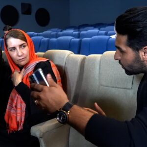 Fariba Kowsari Instagram - .
همزمان با سالروز تولد؛
فریبا کوثری مقابل دوربین «کن – پامنار» رفت
.
#فریبا_کوثری همزمان با سالروز تولدش نقش خودش را در فیلم #کن_پامنار به کارگردانی #اشکان_درویشی و تهیه‌کنندگی #شیما_جبرائیلی‌پور بازی کرد.
.
به گزارش مشاور رسانه‌ای پروژه، فیلمبرداری فیلم «کن - پامنار» اولین اثر بلند اشکان درویشی چندی پیش آغاز شد و روز گذشته (دوشنبه یکم آذرماه) فریبا کوثری که به عنوان مشاور پروژه این فیلم را همراهی می‌کند، همزمان با سالروز تولدش طی سکانسی کوتاه نقش خودش را به صورت افتخاری در این فیلم ایفا کرد. 
.
کوثری هدفش از حضور افتخاری به‌عنوان مشاور و بازیگر در فیلم «کن - پامنار» را این موضوع عنوان کرد که قرار است موسسه خیریه فرشته‌های بهشتی درآمد حاصل از بلیت‌فروشی این فیلم را صرف امور خیریه کند.
.
پس از پایان فیلمبرداری این سکانس، جشن تولدی برای این بازیگر شناخته شده سینما، تئاتر و تلویزیون از سوی عوامل فیلم برگزار شد و #رشید_مظاهری، #امید_جهان و #علی_طیبی مهمانان ویژه این مراسم بود.
.
«کن - پامنار» که بر اساس طرحی از اشکان درویشی و با فیلمنامه #سیروس_همتی ساخته می‌شود، روایتی است از زندگی کودکان کار در محله‌های فقیرنشین مناطق پایین شهر تهران و حمایت از دختران مظلوم افغانستان.
.
همچنین قرار است درآمد حاصل از بلیت‌فروشی «کن – پامنار» از طریق موسسه خیریه فرشته‌های بهشتی که در تولید این فیلم نیز همکاری می‌کند، در اختیار نیازمندان قرار گیرد.
.
این فیلم علاوه بر #سیامک_صفری و فریبا کوثری بازیگران دیگری نیز دارد که طی روزهای آتی معرفی خواهند شد.
.
بخشی از عوامل «کن - پامنار» عبارتند از: 
تهیه کننده: شیما جبرائیلی‌پور
کارگردان: اشکان درویشی
مشاور پروژه: فریبا کوثری
مجری طرح: آسیه اسدزاده، موسسه نقطه عطف سینما تئاتر
فیلمنامه‌نویس: سیروس همتی
مشاور فیلمنامه: پیمان عباسی
مدیرتولید و جانشین تهیه کننده: مهشید خسروی
مدیر فیلمبرداری: محمد مقیمی
مدیر صدابرداری: علیرضا کریم‌نژاد
تدوین و اصلاح رنگ: امیرحسین تحسینی
طراح چهره‌پردازی: دانیال شعاعی
طراح صحنه و لباس: اشکان درویشی
دستیار اول کارگردان: بهزاد صفار
برنامه‌ریز: حدیث کریمیان
منشی صحنه: صفورا برسان
مدیر تدارکات: علی نعمتی
عکاس و فیلمبردار پشت صحنه: سالار مجد
هماهنگی: محمدحسین عابدینی و مهربان اسماعیل‌پور
تجهیزات و پشتیبانی فنی: حیدر احسانی
مشاور رسانه‌ای و روابط عمومی: مریم قربانی‌نیا و سید حسین رسولی
.

@Ashkan.darvishi
@siamaksafari
@faribakousari
@shimajebraeilypour
@noghtehatf.cinematheater