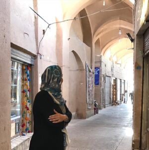 Fariba Kowsari Instagram - در جاده ی زندگی، نگاهت که به عقب باشد، 
زمین میخوری...
زخم بر میداری... 
و درد میکشی... 
نه از بی مهری کسی دلگیر شو ... 
نه به محبت کسی بیش از حد دلگرم... 
به خاطر آنچه که از تو گرفته شده، دلسرد مباش، تو چه میدانی؟
شاید ... روزی ... ساعتی ... آرزوی نداشتنش را میکردی...
تنها به خدا اعتماد کن و خود را به او بسپار ...
هیچ کس آنقدر قوی نیست که ساعت ها بر عکس نفس بکشد ...
در آینده لبخند بزن...این همان جایی است که باید باشی! هیچکس تو نخواهد شد...