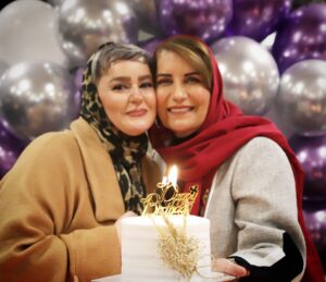 Fariba Kowsari Instagram - نعیمه عزیز و دوست داشتنی 
برایت آرزوی بهترین لحظات و اتفاقات در بهار زندگیت دارم، دستان خدا روی سرت باشد و کائنات حول محور رویاهای تو بچرخد،
آرزو میکنم مثل همیشه بلند پرواز باشی و جسور و برای رسیدن به خواسته هایت کله شق باشی و لجباز و نا امید نشونده
آرزو میکنم که برای آرزوهایت تلاش کنی
وصبور باشی و ادامه دهنده
آرزو میکنم به تمام چیزهایی که میخواهی برسی و شادتر ، آزادتر و امیدوارتر زندگی کنی
آرزو میکنم از این پس کنار کسی پائیزهایت را زمستان کنی و زمستانهایت را بهار که حضورش برای تو رفیق عزیزم انتهای تمام 
حسرت و دردهای جهان باشد 
هزاران بار تولدت مبارک