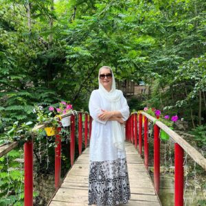 Fariba Kowsari Instagram - دلم از تمام دنیا یک «کلبه چوبی» میخواهد میان جنگلی دور افتاده و سرسبز
که درهای ایوانش به سمت رودخانه ای خروشان باز شود
کنار پنجره اش که نشستم، یک کوهستان مه گرفته و با شکوه رو ببینم و روح و جانم تازه شود…..
شبهای تابستان، روی پشت بامش دراز بکشم از زیبایی بکر آسمان پر ستاره اش، جان بگیرم و به رویای شبانه ای شیرین و لذت بخش سفر کنم ……..
در شبهای زمستان هم ، کنار آتش شومینه روی یک صندلی چوبی دست ساز، بنشینم کتاب بخوانم و چای بنوشم…..
هر سپیده دم با صدای پرندگان سر خوش و بی غم چشم باز کنم نفسی آسوده و عمیق بکشم تا از هوای تازه و جانا نه ای طبیعت جنگل لذت ببرم …..
من برای دلخوشی ام ، یک کلبه دنج و آرام میخواهم، جایی که هیچکس مسیرش را بلد نباشد
جایی که بشود دور از نگاه آدمها….
از زیبایی بکر و دست نخورده طبیعتش لذت برد
جایی که بتوان بدون هیچ دلهره و تشویشی
برای مدتی هم که شده به معنای واقعی «زندگی» کرد.