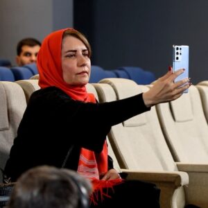 Fariba Kowsari Instagram - .
همزمان با سالروز تولد؛
فریبا کوثری مقابل دوربین «کن – پامنار» رفت
.
#فریبا_کوثری همزمان با سالروز تولدش نقش خودش را در فیلم #کن_پامنار به کارگردانی #اشکان_درویشی و تهیه‌کنندگی #شیما_جبرائیلی‌پور بازی کرد.
.
به گزارش مشاور رسانه‌ای پروژه، فیلمبرداری فیلم «کن - پامنار» اولین اثر بلند اشکان درویشی چندی پیش آغاز شد و روز گذشته (دوشنبه یکم آذرماه) فریبا کوثری که به عنوان مشاور پروژه این فیلم را همراهی می‌کند، همزمان با سالروز تولدش طی سکانسی کوتاه نقش خودش را به صورت افتخاری در این فیلم ایفا کرد. 
.
کوثری هدفش از حضور افتخاری به‌عنوان مشاور و بازیگر در فیلم «کن - پامنار» را این موضوع عنوان کرد که قرار است موسسه خیریه فرشته‌های بهشتی درآمد حاصل از بلیت‌فروشی این فیلم را صرف امور خیریه کند.
.
پس از پایان فیلمبرداری این سکانس، جشن تولدی برای این بازیگر شناخته شده سینما، تئاتر و تلویزیون از سوی عوامل فیلم برگزار شد و #رشید_مظاهری، #امید_جهان و #علی_طیبی مهمانان ویژه این مراسم بود.
.
«کن - پامنار» که بر اساس طرحی از اشکان درویشی و با فیلمنامه #سیروس_همتی ساخته می‌شود، روایتی است از زندگی کودکان کار در محله‌های فقیرنشین مناطق پایین شهر تهران و حمایت از دختران مظلوم افغانستان.
.
همچنین قرار است درآمد حاصل از بلیت‌فروشی «کن – پامنار» از طریق موسسه خیریه فرشته‌های بهشتی که در تولید این فیلم نیز همکاری می‌کند، در اختیار نیازمندان قرار گیرد.
.
این فیلم علاوه بر #سیامک_صفری و فریبا کوثری بازیگران دیگری نیز دارد که طی روزهای آتی معرفی خواهند شد.
.
بخشی از عوامل «کن - پامنار» عبارتند از: 
تهیه کننده: شیما جبرائیلی‌پور
کارگردان: اشکان درویشی
مشاور پروژه: فریبا کوثری
مجری طرح: آسیه اسدزاده، موسسه نقطه عطف سینما تئاتر
فیلمنامه‌نویس: سیروس همتی
مشاور فیلمنامه: پیمان عباسی
مدیرتولید و جانشین تهیه کننده: مهشید خسروی
مدیر فیلمبرداری: محمد مقیمی
مدیر صدابرداری: علیرضا کریم‌نژاد
تدوین و اصلاح رنگ: امیرحسین تحسینی
طراح چهره‌پردازی: دانیال شعاعی
طراح صحنه و لباس: اشکان درویشی
دستیار اول کارگردان: بهزاد صفار
برنامه‌ریز: حدیث کریمیان
منشی صحنه: صفورا برسان
مدیر تدارکات: علی نعمتی
عکاس و فیلمبردار پشت صحنه: سالار مجد
هماهنگی: محمدحسین عابدینی و مهربان اسماعیل‌پور
تجهیزات و پشتیبانی فنی: حیدر احسانی
مشاور رسانه‌ای و روابط عمومی: مریم قربانی‌نیا و سید حسین رسولی
.

@Ashkan.darvishi
@siamaksafari
@faribakousari
@shimajebraeilypour
@noghtehatf.cinematheater