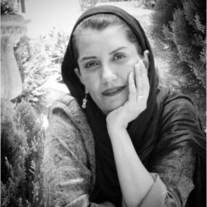 Fariba Kowsari Instagram - روزگار عجیبی است:

هرگز زندگی را این‌گونه ندیده بودیم.

-هوا سالم و پاک است،
اما مجبوریم ماسک بزنیم.

-جاده ها خلوت هستند،
اما نمی توانیم سفر کنیم.

-دستهایمان تمیزتر از قبل است،
اما نمی توانیم دست بدهیم.

-وقت بیشتری داریم،
اما نمیتوانیم دور هم جمع شویم.

-وقت برای آشپزی داریم،
اما نمیتوانیم میهمانی بدهیم.

-پولدارها مشکل خرج پول را دارند، 
و فقرا به دنبال درآمد هستند.

-وقت و زمان کافی داریم،
اما نمی توانیم به رویاهایمان بپردازیم.

- دوستان و نزدیکانمان را از دست میدهیم،
اما نمی توانیم آنها را بدرقه کنیم.

-دشمن در کنارمان است،
اما  قدرت دیدن آنرا نداریم.

روزگار غریبیست.....