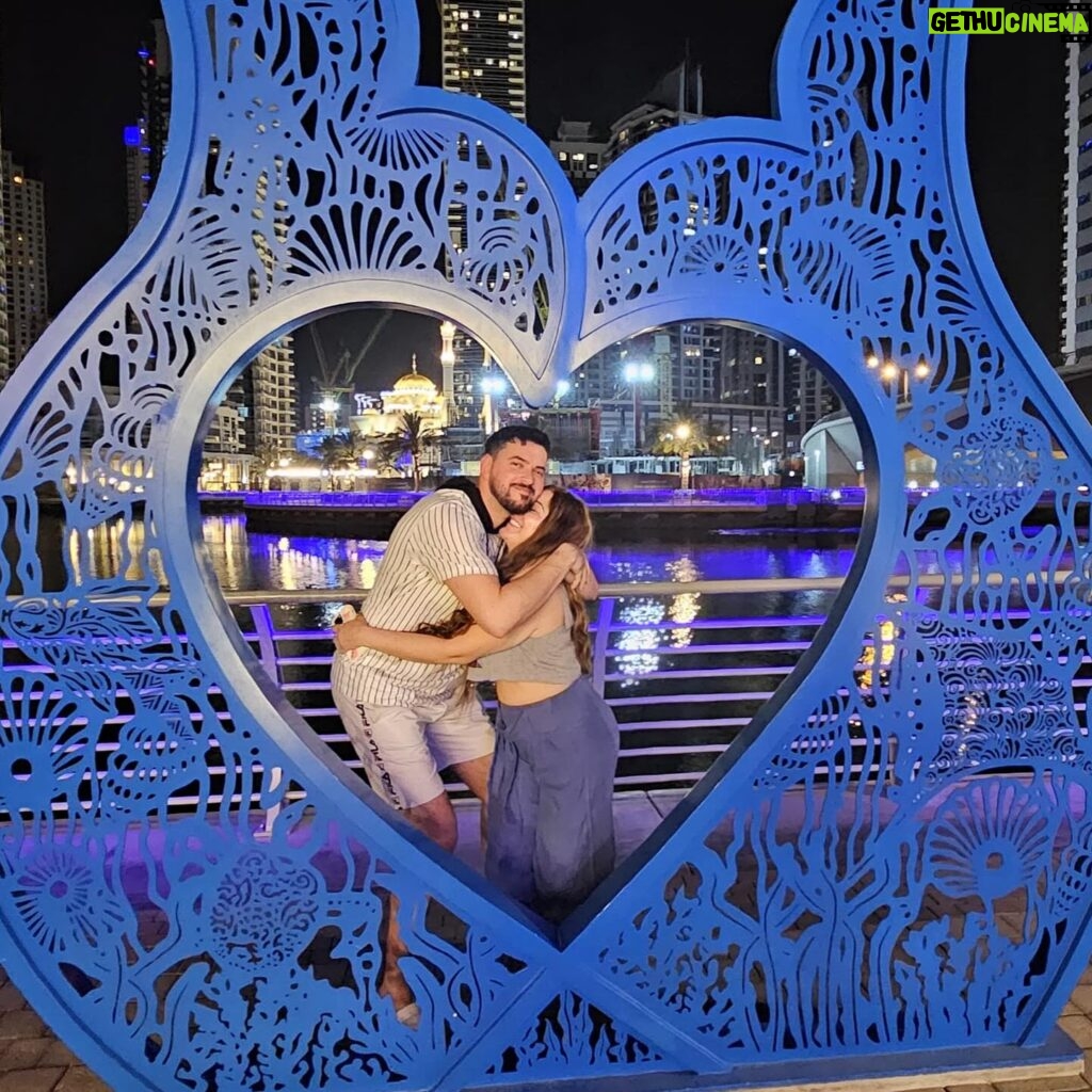 Farrah Yousef Instagram - I guess I can never standstill for a #picture 🤪😂 nighty night guys 😘 . . . . #photooftheday #dubai #coplegoals #love #amor #husband #boyfriend #girlfriend #goofycouple #goofy