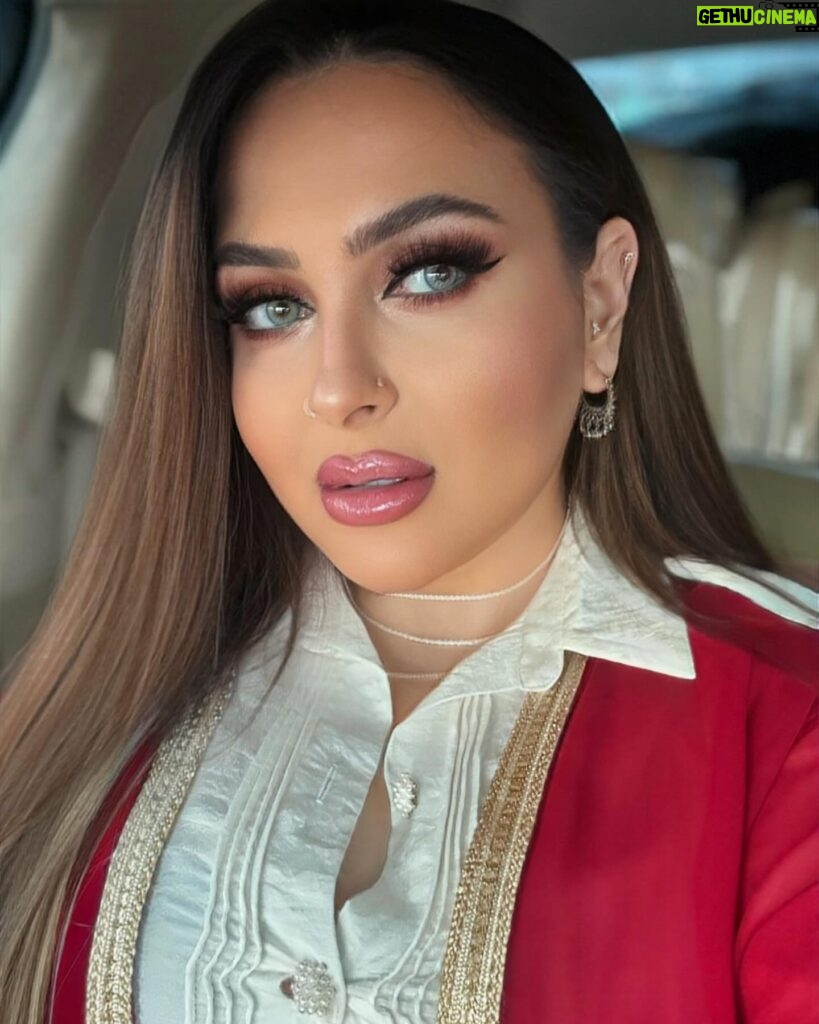 Farrah Yousef Instagram - #makeup by me 😍 what do u think ? 😘